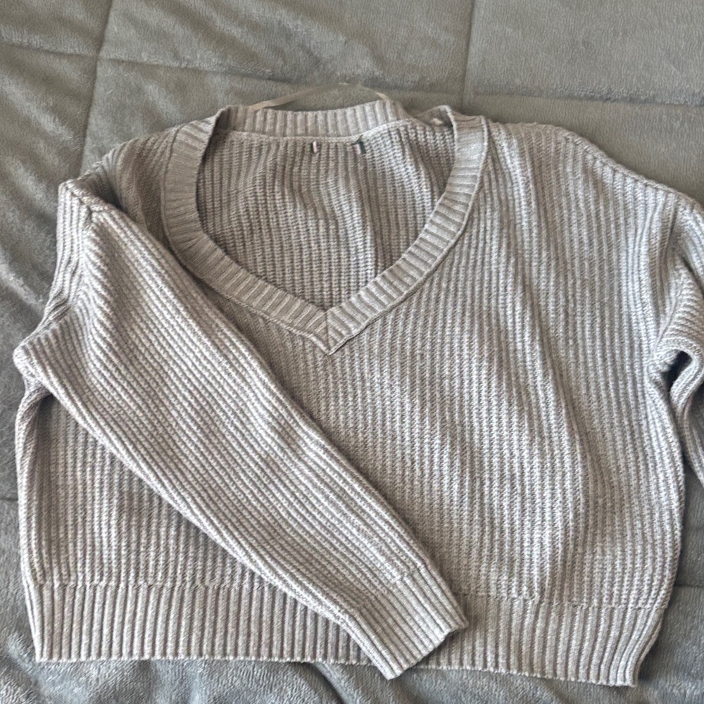 Women's Ribbed V-Neck Sweater - Gray